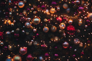 Topları ve ışıkları olan bir Noel arkaplanı.