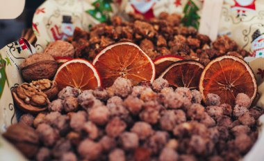 Şekerli fındık ve portakal cipsi.