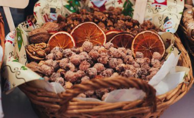 Şekerli fındık ve portakal cipsi.