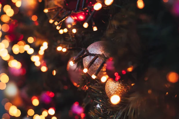 Topları ve ışıkları olan bir Noel arkaplanı.