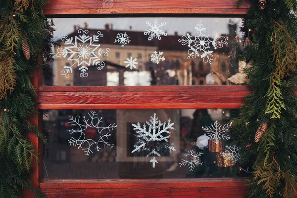 Weihnachtsfenster Mit Schneeflocken Dekoriert Stockbild