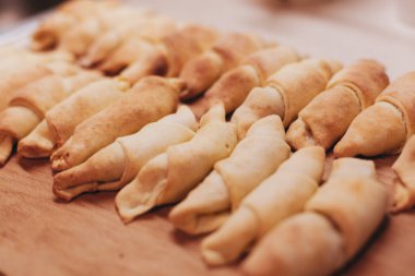Masada ev yapımı kurabiye var.