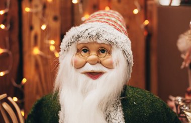 Noel Baba 'nın portresi Noel ışıklarının arka planına karşı