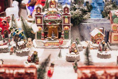 Çocuklar için küçük bir Noel oyuncak kasabası