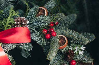 Noel çam çelengi süslemesi