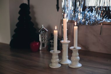 Noel dekorunda mum yakmak