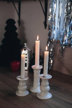 Noel dekorunda mum yakmak