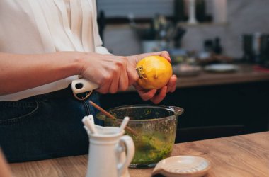 Kırmızı balıklar için sos yapıyorum.