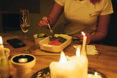 Pişirilmiş kırmızı balık pişirme işlemi