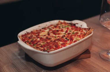 Mutfakta ev yapımı İtalyan lazanyası.