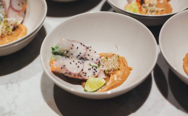 Tabakta soslu Asya dürümleri