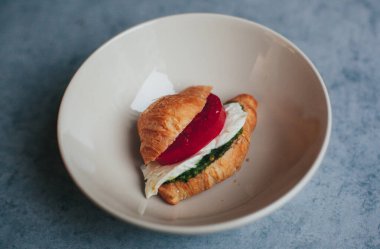 İtalyan usulü doldurulmuş kruvasan yapıyorum.