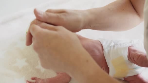 Koncepcja Pielęgnacji Skóry Noworodka Zapobieganie Kolce Kobieta Robi Masaż Noworodkowi — Wideo stockowe
