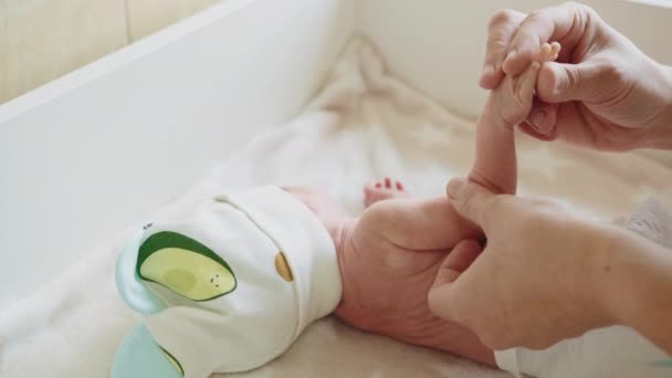 Madre Masajeando Bebé Concepto Cuidado Piel Del Bebé Recién Nacido — Vídeos de Stock