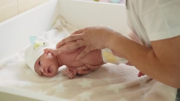 Γυναικεία Χέρια Κάνουν Στομαχικό Μασάζ Στο Νεογέννητο Μωρό Της Μητέρα — Αρχείο Βίντεο