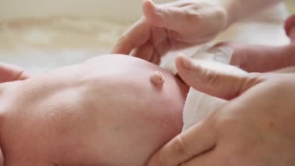 Prävention Von Koliken Weibliche Hände Massieren Neugeborenen Den Bauch Hautpflegekonzept — Stockvideo