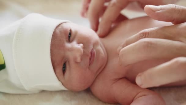 Mama Masuje Małe Dziecko Koncepcja Pielęgnacji Skóry Noworodka Zapobieganie Kolce — Wideo stockowe
