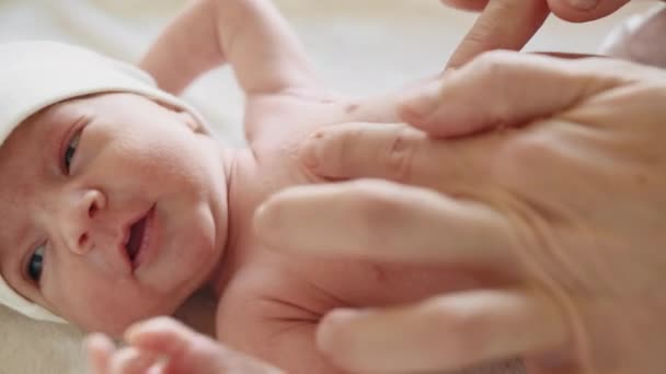 Prevenção Cólica Mãos Femininas Fazendo Massagem Barriga Para Recém Nascido — Vídeo de Stock