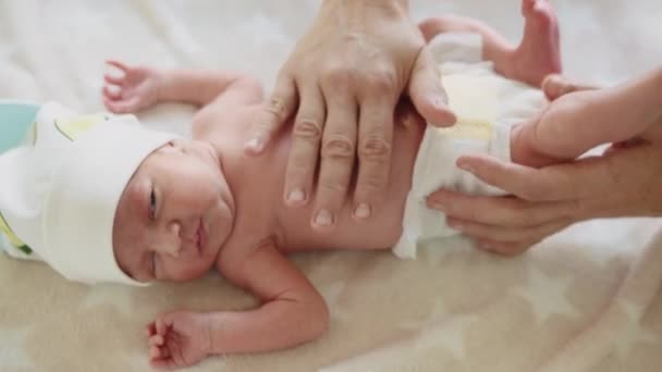 Gülümseyen Yüzü Olan Sevimli Yeni Doğmuş Bebek Annesinin Karın Masajı — Stok video