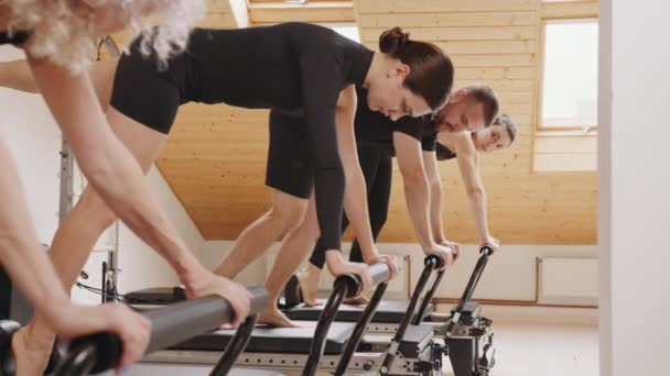 Slim Snygg Senior Kvinna Gör Kärnövningar Medan Tar Pilates Lektion — Stockvideo