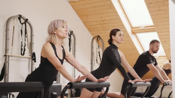 Slim Snygg Senior Kvinna Gör Kärnövningar Medan Tar Pilates Lektion — Stockvideo