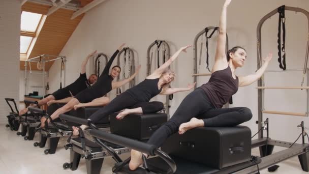 Brunett Kaukasiska Kvinnliga Instruktör Med Band Och Strängar Pilates Reformer — Stockvideo