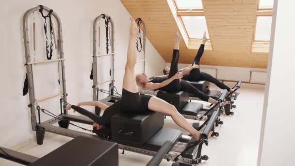 Pilates Lesson Reformer Personal Coach Black Sportswear Workout Two Sporty — Stock Video