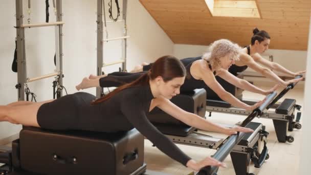 Spor Kıyafetleri Giyen Bir Kadın Stüdyoda Pilates Makinesinde Reformist Egzersizleri — Stok video