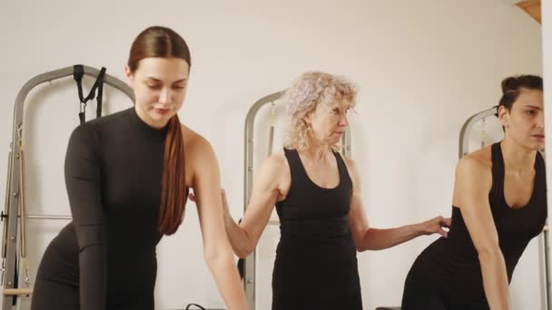 Siyah Spor Giyimli Olgun Bir Kadın Pilates Stüdyosunda Kişisel Antrenörüyle — Stok video