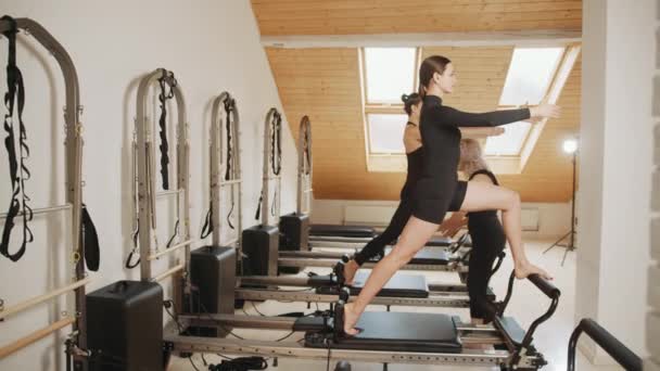 Sportovní Centrum Interiér Pilates Studio Skupina Dvou Mladých Lidí Soustředí — Stock video