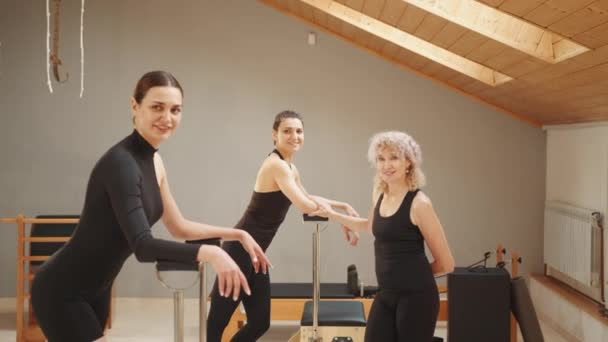 Koncepcja Specjalnych Programów Ćwiczeń Lekcja Pilates Krześle Widok Boku Blond — Wideo stockowe