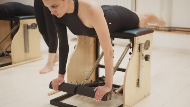 Pilates Fitness Sport Training People Concept Pilates Lesson Chair Πλαϊνή — Αρχείο Βίντεο