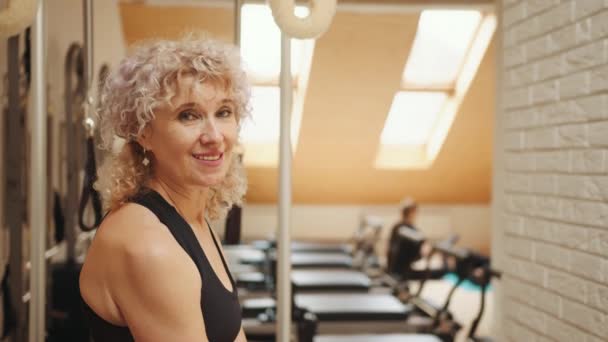 Portrét Seniorka Lekce Jógy Wellness Trenér Cvičení Zdravý Životní Styl — Stock video