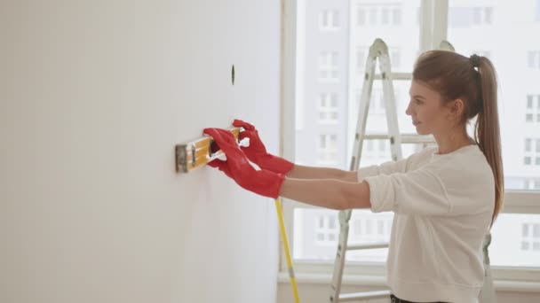 Young Woman Using Leveling Tool Home Happy Family Renovating Purchased — Vídeo de Stock