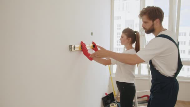 Smiling Couple Doing Repair Home Using Spirit Level Measure Repair — Stock video
