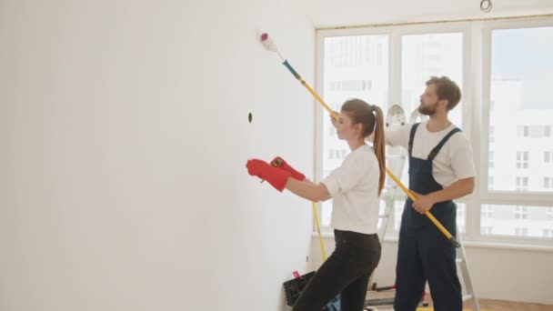 Happy Couple Painting Walls New House Cheerful Couple Young Man — Vídeo de Stock