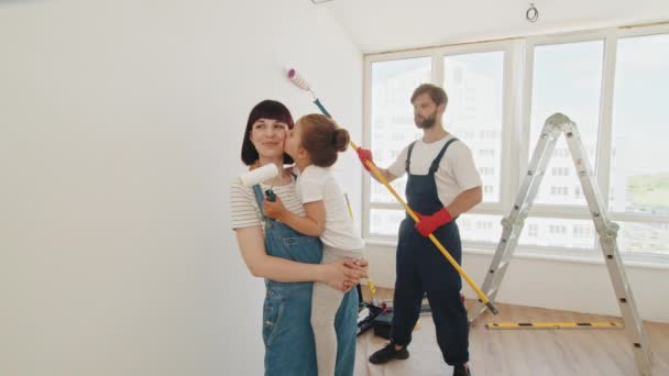 Happy Family Renovating Home Painting Wall Together Portrait Young Family — Vídeo de Stock