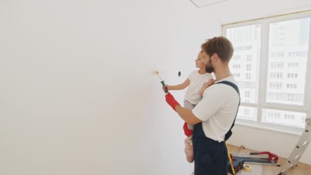 Happy Family Father Child Daughter Paints Wall Paint Child Helps — Αρχείο Βίντεο