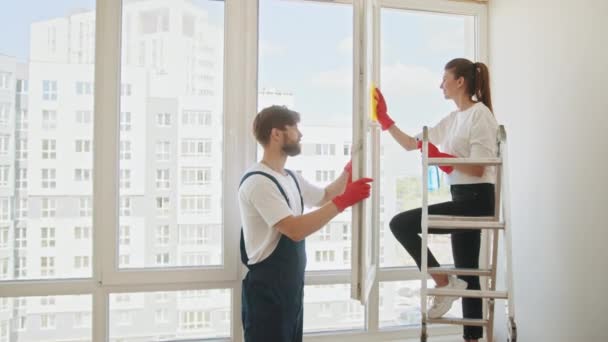 Couple Housekeeping Working Together Clean Glass Cleaning Products House Cleaning — Stockvideo