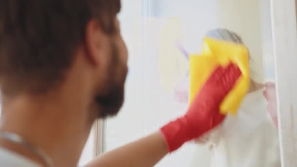 Para Twarz Czyszczenie Okna Pracy Zespołowej Lub Wiosenne Sprzątanie Domu — Wideo stockowe