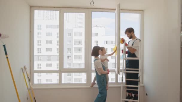 Család Takarít Egy Gyerek Szüleivel Mossa Ablakokat Takarítsd Tartsd Tisztán — Stock videók