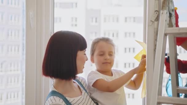Çocuklar Evi Temizler Çocuklar Evde Yardım Eder Aile Temizlik Işiyle — Stok video