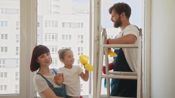 Ett Barn Med Sina Föräldrar Tvättar Fönstren Ungarna Städar Huset — Stockvideo