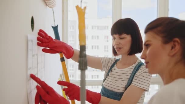 Raparigas Têm Desenhos Reparação Home Mulheres Segurando Ferramentas Pintura Rolo — Vídeo de Stock