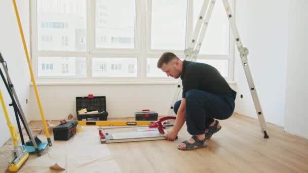 Interior Finishing Worker Tiler Handyman Using Manual Tile Cutter Industrial — Wideo stockowe