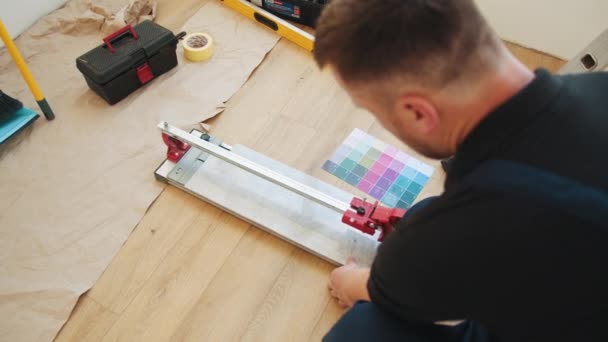 Trabajador Corta Azulejos Con Cortador Azulejos Trabajos Acabado Dentro Del — Vídeos de Stock