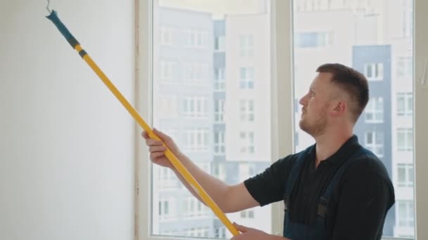 Painter Man Man Painting Wall Her New Apartment Renovation Redecoration — Vídeo de Stock