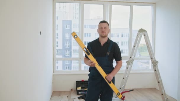 Travailleur Utilisant Une Règle Avec Niveau Eau Constructeur Construction Travaillant — Video