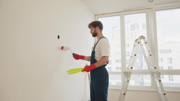 Close Male Gloves Holding Painting Roller Painter Man Painting Wall — Vídeo de Stock