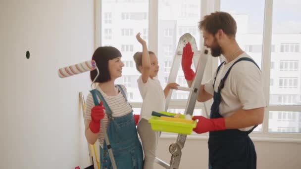 Reparatie Het Appartement Vader Geeft Het Kind Een High Five — Stockvideo